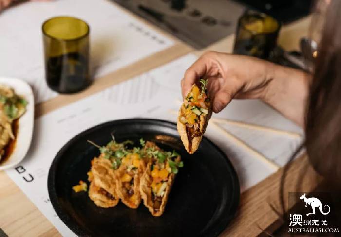South Melbourne Market, summer night market starts again! Seafood foodie's favorite art bazaa