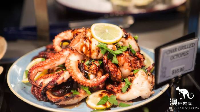 South Melbourne Market, summer night market starts again! Seafood foodie's favorite art bazaa
