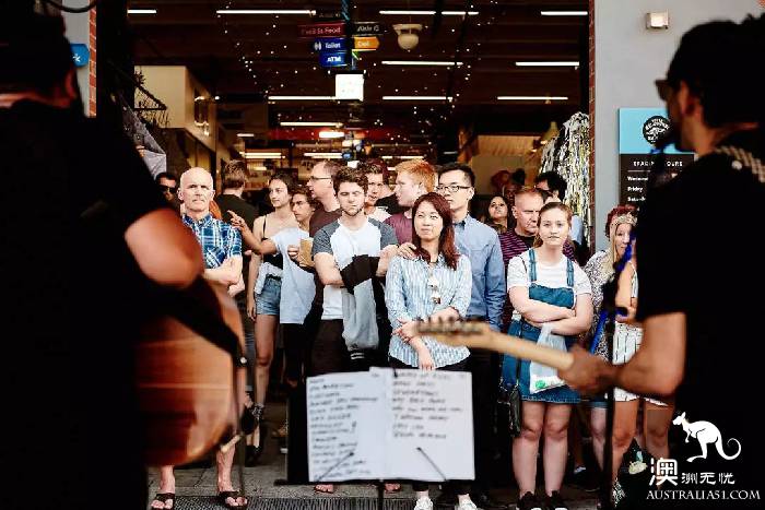 South Melbourne Market, summer night market starts again! Seafood foodie's favorite art bazaa