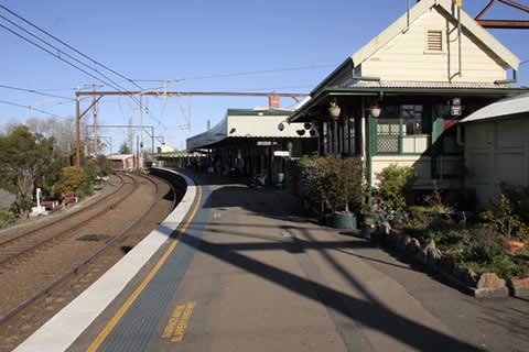 Transport and play from Sydney to the Blue Mountain town of Katumba (Katoomba)