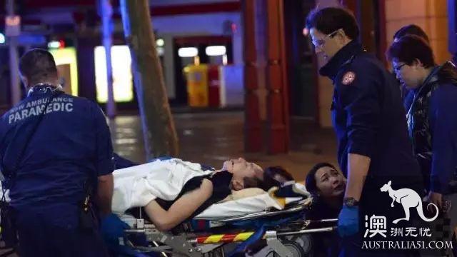 Burst! Chinese students who have been beaten violently by local people are covered in blood because they refuse to give cigarettes.