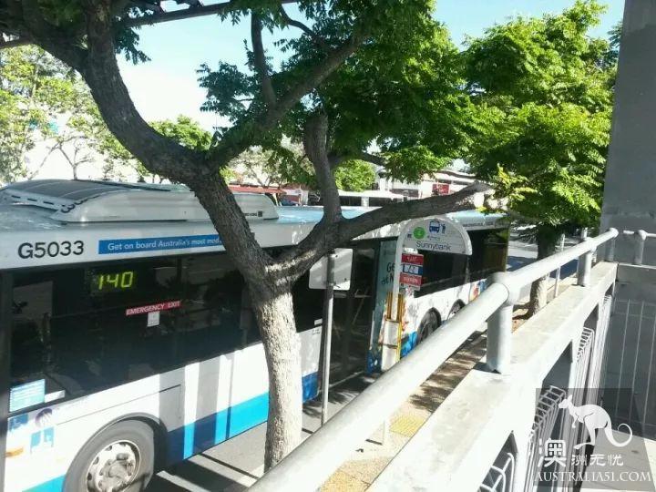 Burst! Chinese students who have been beaten violently by local people are covered in blood because they refuse to give cigarettes.