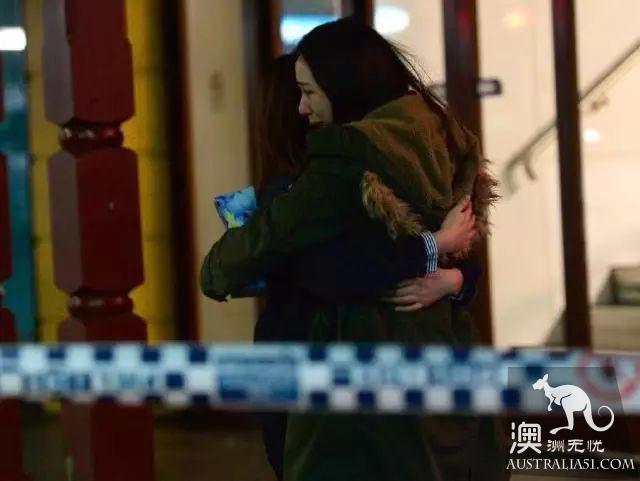 Burst! Chinese students who have been beaten violently by local people are covered in blood because they refuse to give cigarettes.
