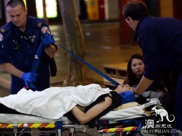 Burst! Chinese students who have been beaten violently by local people are covered in blood because they refuse to give cigarettes.