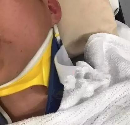 Burst! Chinese students who have been beaten violently by local people are covered in blood because they refuse to give cigarettes.