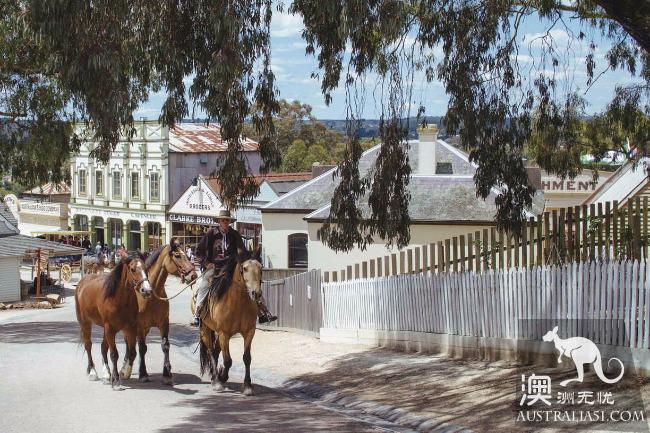 What are the sign-in attractions that Melbourne must visit?