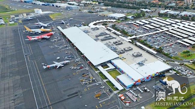 How many airports are there on Gold Coast? How far is it to downtown? Golden coast airport shuttle traffic introduction