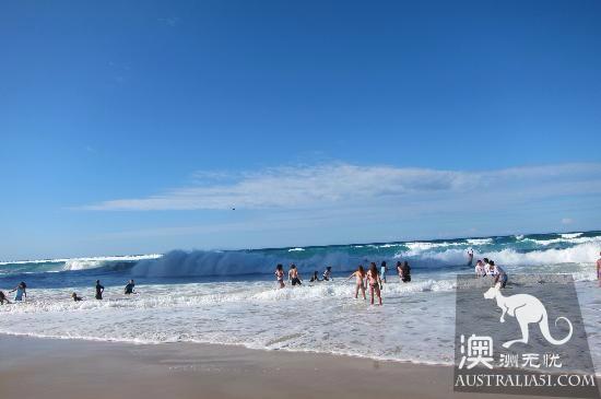 In 2017, Australia's five most beautiful beaches, White Paradise Beach, View Pacific Holiday Apartments, Nusa main Beach and Manley Beach were on the list.