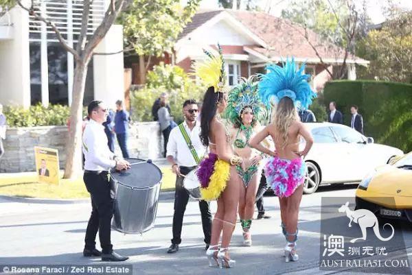 How could Australia sell a house like this? A group of sexy actresses danced in front of the house in bikinis, and the house sold 2 million more