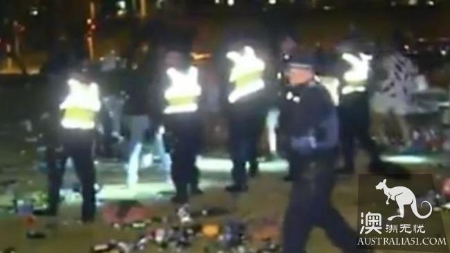 Melbourne St Kilda 5, 000 beach Christmas party out of control, police blocked roads