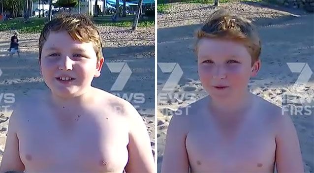 Brave! Crocodiles appear on the beach, Tuo family swims calmly.