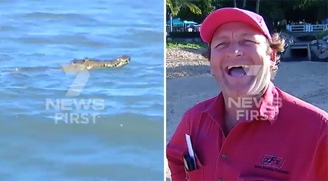 Brave! Crocodiles appear on the beach, Tuo family swims calmly.