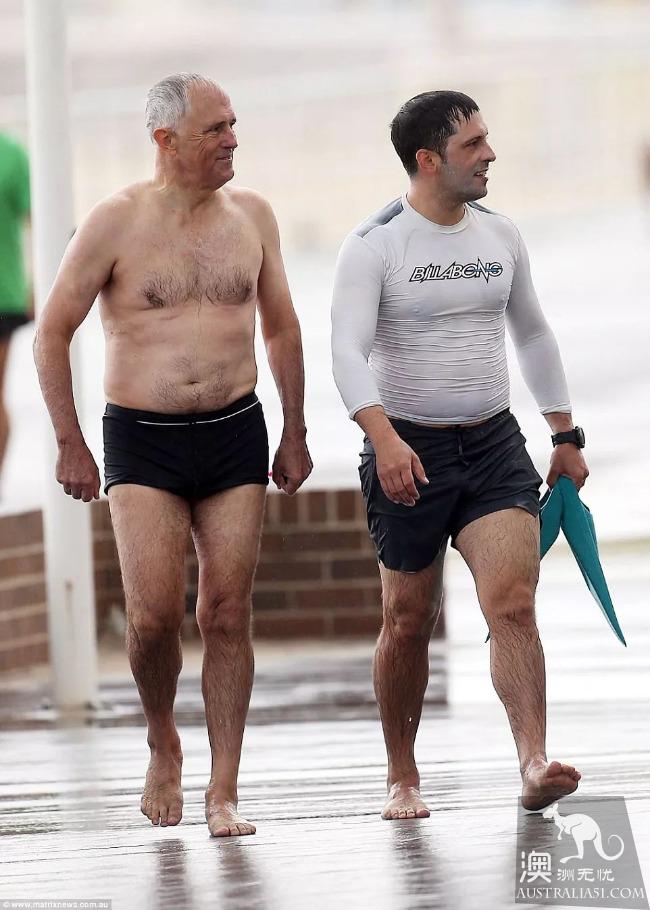 Australian Prime Minister Tan Po and friends appeared on Bondi Beach, and the media talked about his swimming trunks.