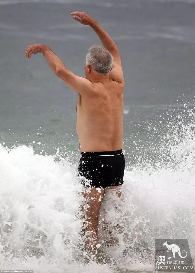 Australian Prime Minister Tan Po and friends appeared on Bondi Beach, and the media talked about his swimming trunks.