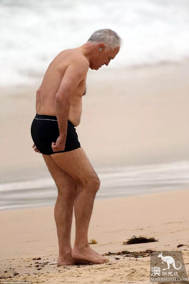 Australian Prime Minister Tan Po and friends appeared on Bondi Beach, and the media talked about his swimming trunks.