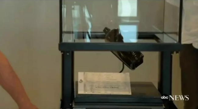 The Australian couple found a 132-year-old letter, and the Australian media burst into an uproa