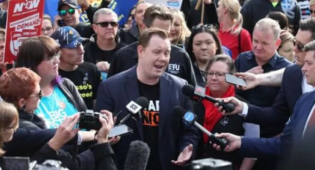 The whole city is clogged up! Melbourne's 60,000 labourers took to the streets to oppose the Budget, but few Chinese were seen!