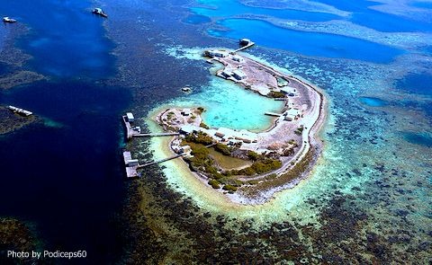 Treasure scattered in the Indian Ocean: (Abrolhos Islands) of the Abelohos Islands in Western Australia