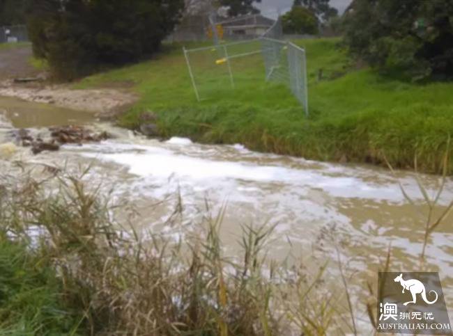 The brook floats a great deal of white foam for 5 kilometers