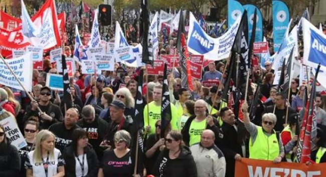 The whole city is clogged up! Melbourne's 60,000 labourers took to the streets to oppose the Budget, but few Chinese were seen!