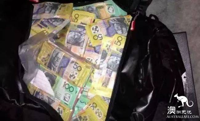 After Chinese businessmen win money, they sweep up their goods crazily! Black plastic bag out of a large bundle of cash, a breath to take $ one hundred and ninety thousand run rich wine!