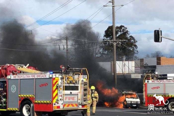 Melbourne car burns in the street, the driver dies