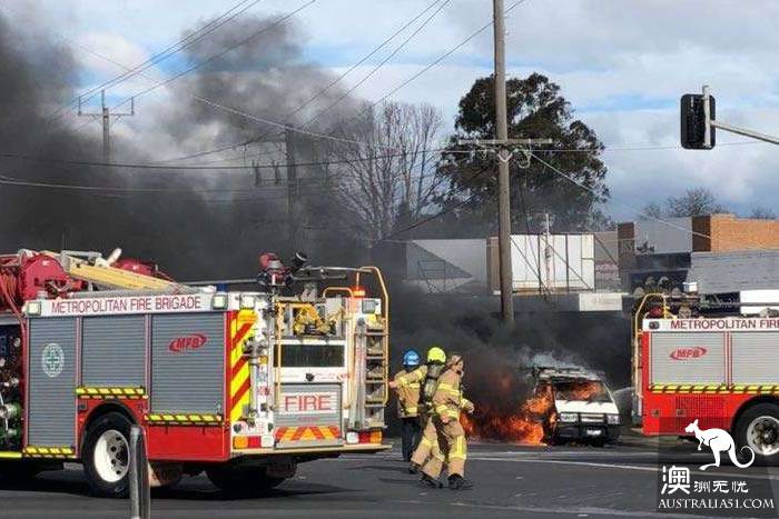 Melbourne car burns in the street, the driver dies