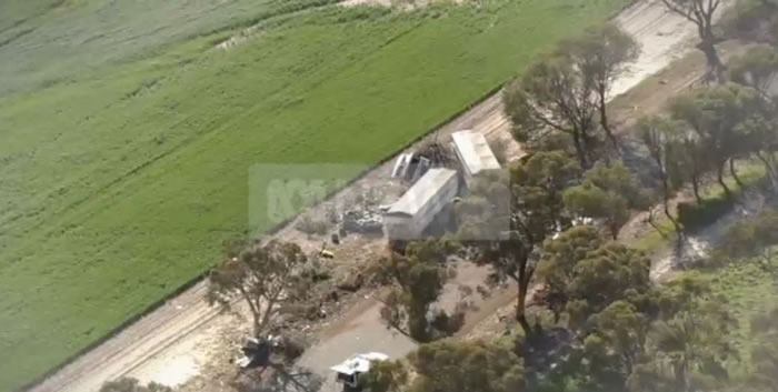 There was a tragedy in the countryside of Western Australia. In the middle of the night, the car stopped without oil and was rear-ended by a rear-end collision. The mother and son died tragically.