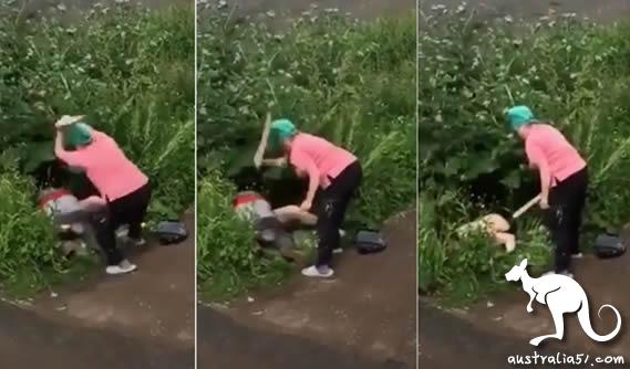 Russian lovers enthusiastically staged grass live spring palace! A woman who passed by beat butt with a board