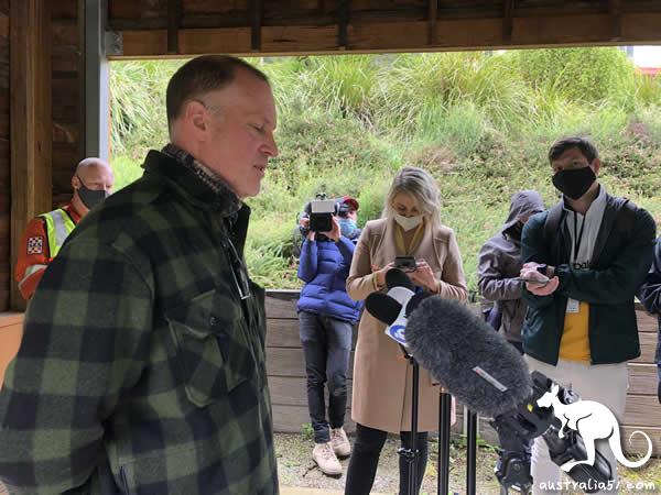 Victoria's father failed to find a child for 30 hours, and now helps search with 100 outbreaks