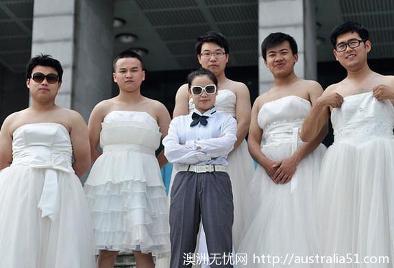 The students at a university in Kunzhou took naked graduation photos, but the story behind them moved the editor to tears.