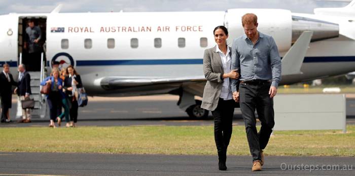 Prince Harry and his wife visited the farmers' home in Dubbo, Northwestern New State, where Megan himself baked banana cakes and brought them to visit.