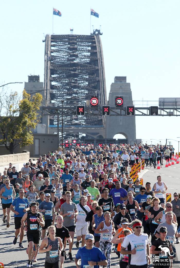 Sydney Harbour Bridge Marathon of ten thousand people, many people look attractive.