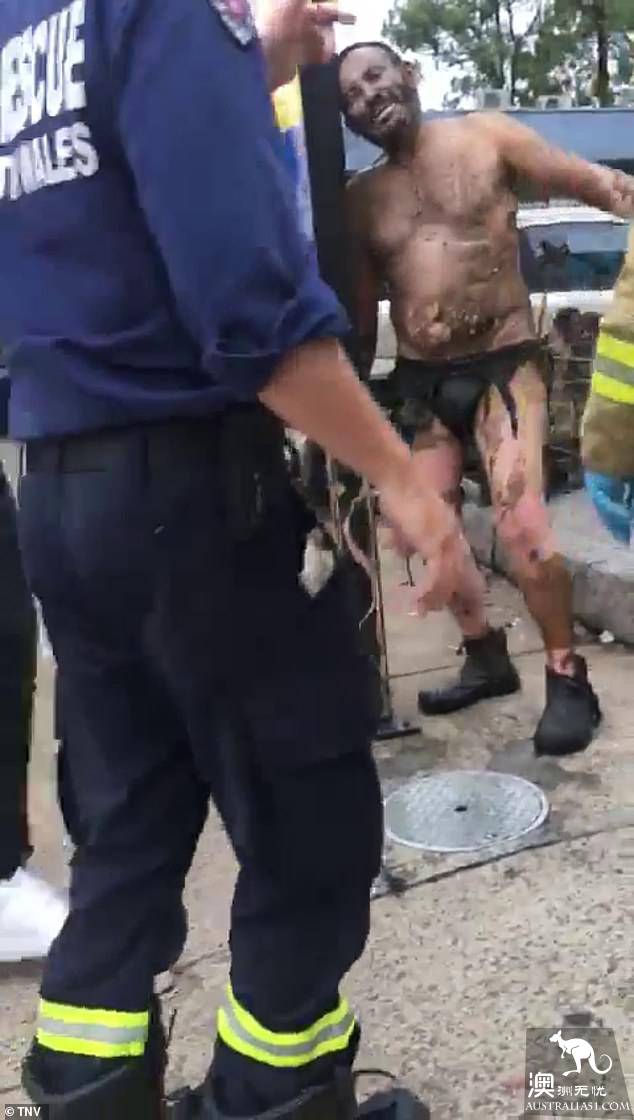 Sydney gas station appears to burn the man, burning all over the body is only underwea