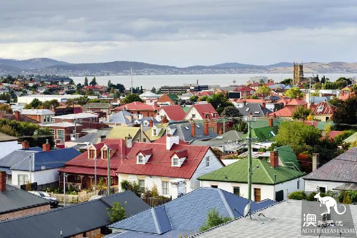 'Don't rush at me!' Australia's remote areas resent the policy of 'emigration to the countryside'