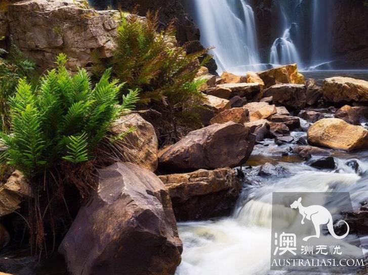 A guide shows you through (Grampians National Park), Grand Pin National Park, Victoria.