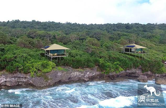 Australian female doctors were trapped in exploring the cave on Christmas Island and survived by drinking Rain Water.
