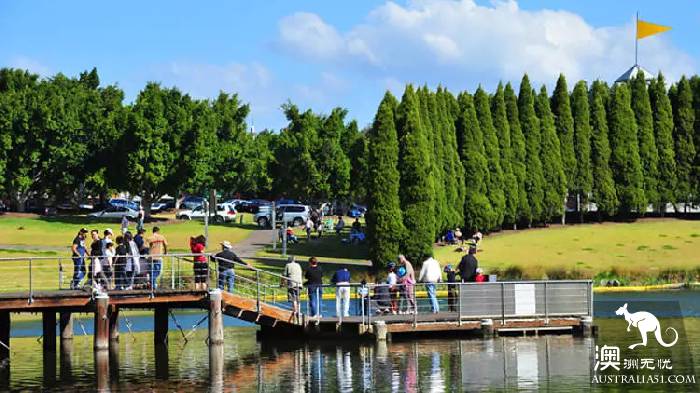 Sydney is the best place to go for a walk in 10 parks. Check in one by one on that sunny day.
