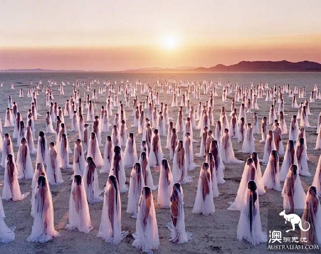 Soon! 4000 naked men and women gather in Melbourne to take pictures of fruit. Wu is full of meat.
