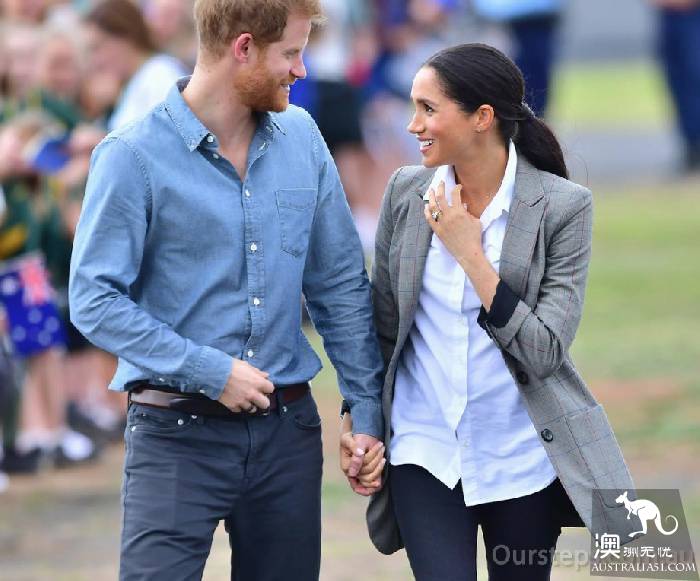 Prince Harry and his wife visited the farmers' home in Dubbo, Northwestern New State, where Megan himself baked banana cakes and brought them to visit.