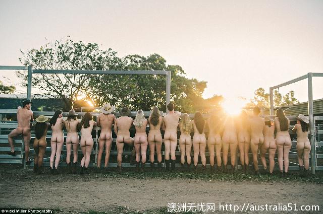 The students at a university in Kunzhou took naked graduation photos, but the story behind them moved the editor to tears.