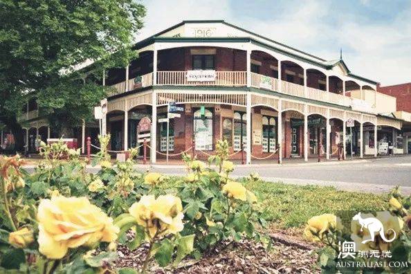 Mei cried! This retro town near Melbourne, Daylesford, takes you through to the 19th century in a second.