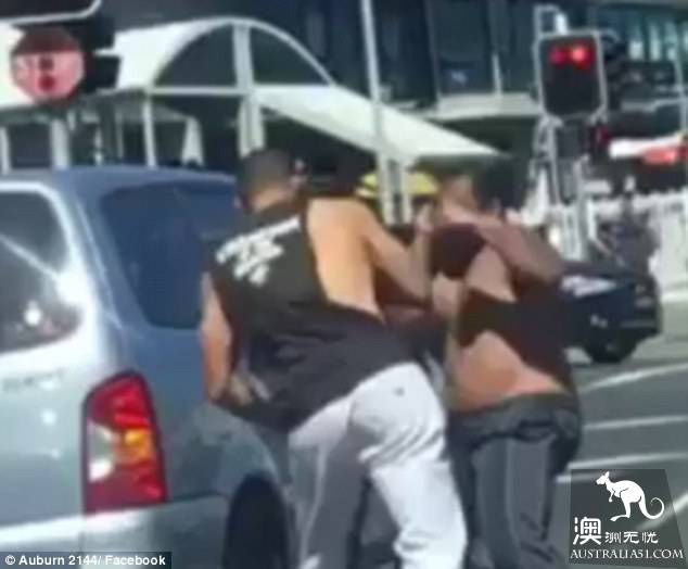 Two men in Sydney took off their blouses, the whole martial arts was staged in the middle of the road