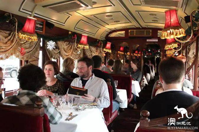Good news! The Melbourne tram restaurant has come back to life, and it's time to see the scenery by the side of the meal.
