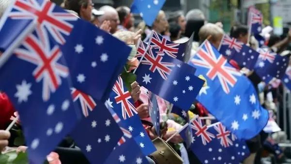 Differences between Australian immigrants with Green Card (PR) and naturalized Australia