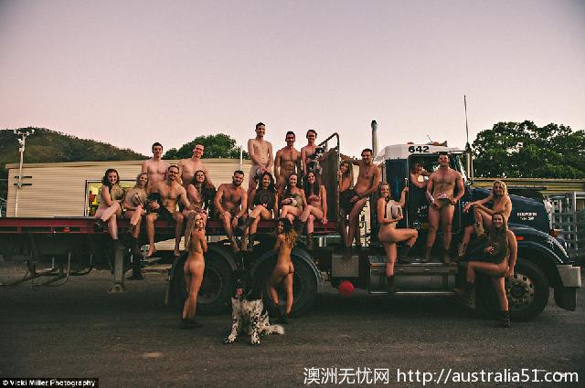 The students at a university in Kunzhou took naked graduation photos, but the story behind them moved the editor to tears.