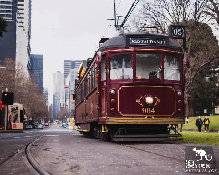 Good news! The Melbourne tram restaurant has come back to life, and it's time to see the scenery by the side of the meal.