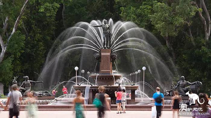 Sydney is the best place to go for a walk in 10 parks. Check in one by one on that sunny day.