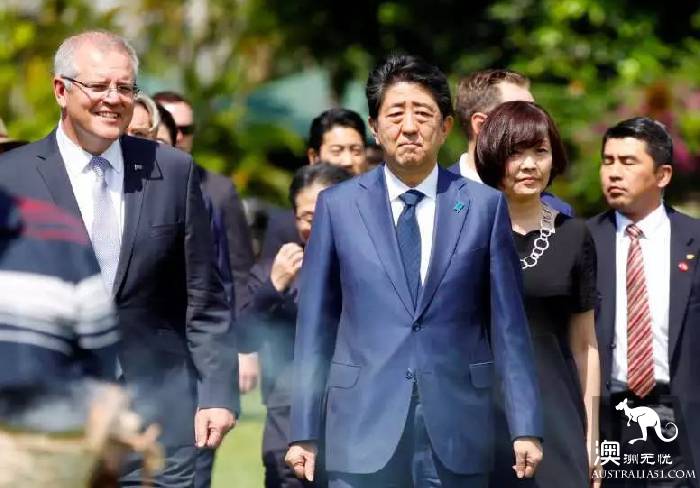 Tribute to the victims of the Japanese bombing of Australia: Australian Prime Minister kneels and Abe squats