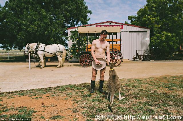 The students at a university in Kunzhou took naked graduation photos, but the story behind them moved the editor to tears.